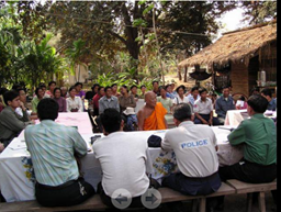 ISO14001環境マネジメントシステムの導入にあたり、村落ごとに集会を開き、僧侶が村人へ環境教育の意義を説明